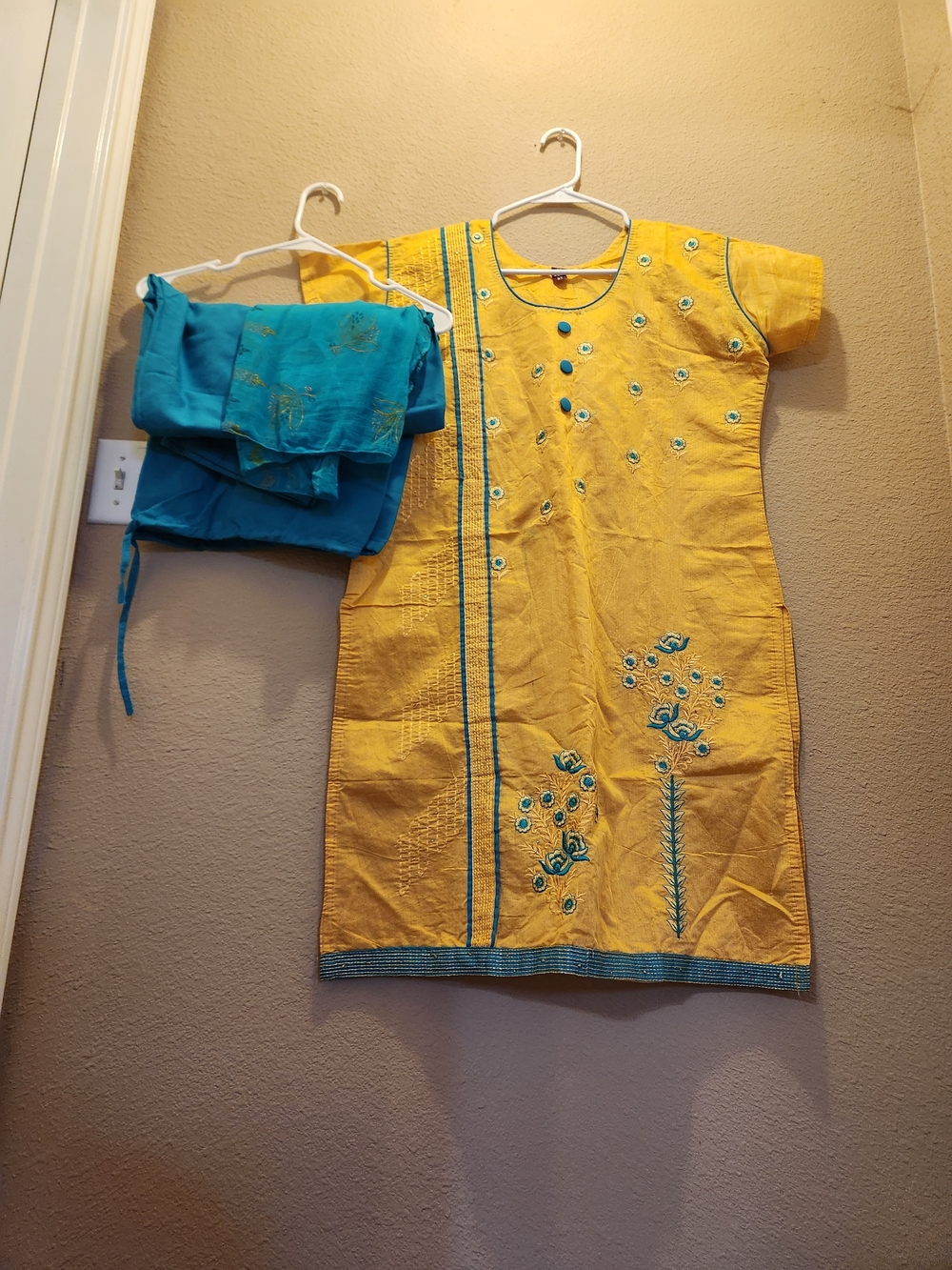 Salwar Kameez Kurta with Teal Dupatta